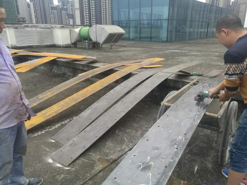 建筑施工中的<a href=http://www.czhongrui.cn target=_blank class=infotextkey>粘鋼加固</a>的作用